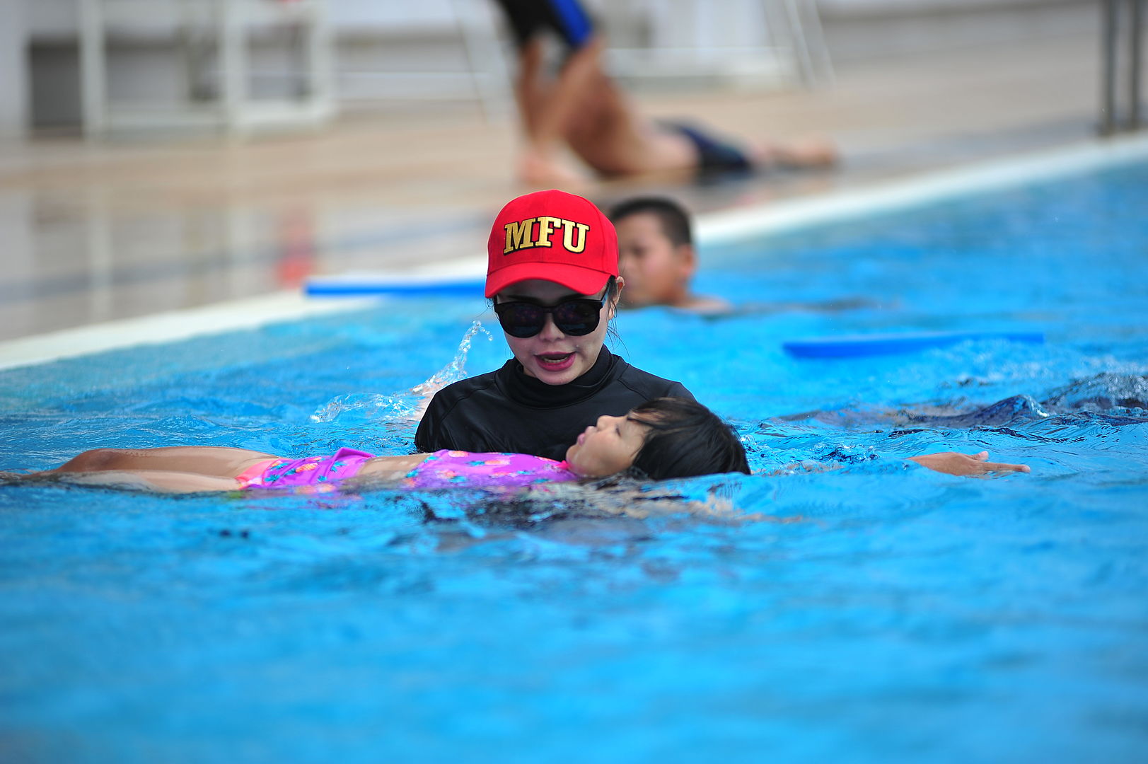 มฟล. จับมือภาคีจัดโครงการสอนว่ายน้ำให้เด็กด้อยโอกาส ปี2