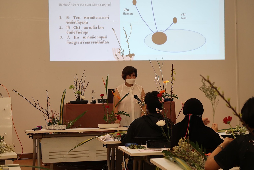 สถานกงสุลใหญ่ญี่ปุ่น ณ นครเชียงใหม่ – มฟล. ร่วมจัดการอบรมเชิงปฏิบัติการ พื้นฐานการจัดดอกไม้แบบอิเคบานะ 